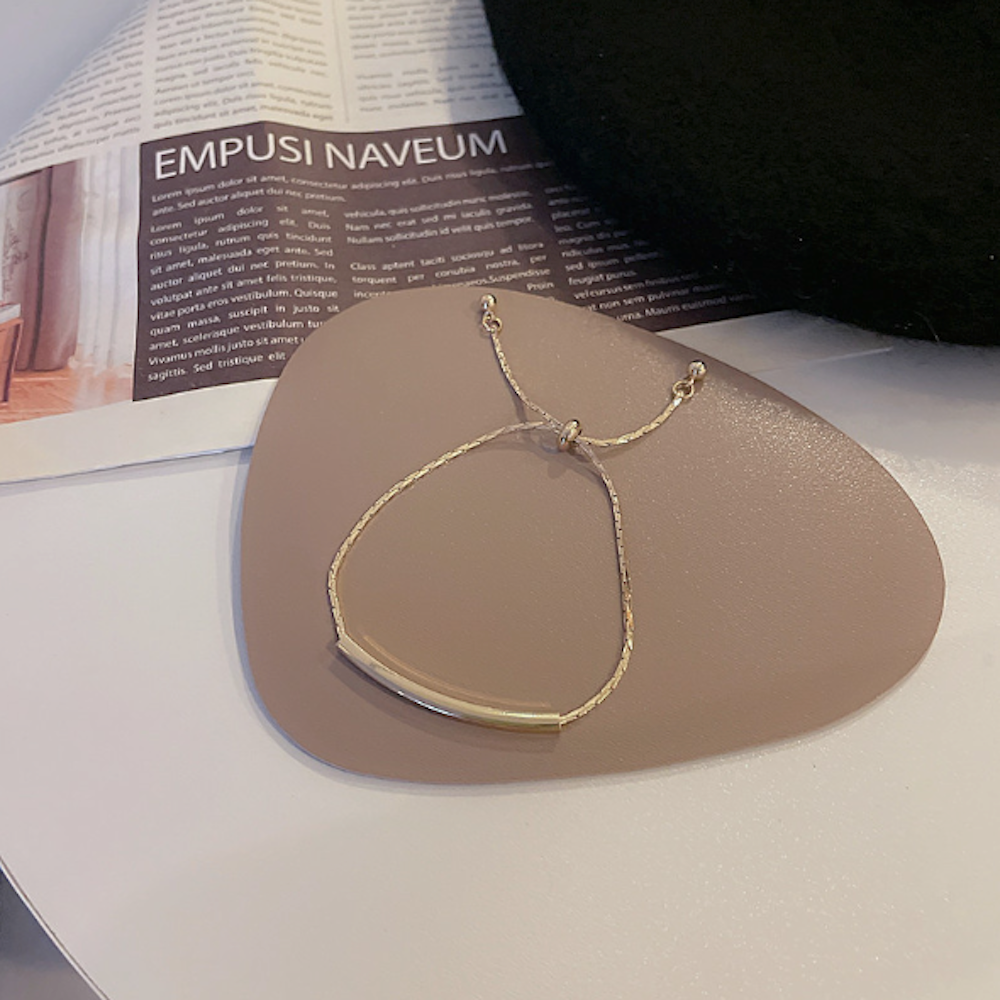 Womens Knot Style Bracelet With A Bar