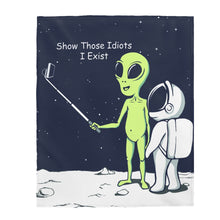 Load image into Gallery viewer, Funny Alien Show Those Idiots I Exist Velveteen Plush Blanket

